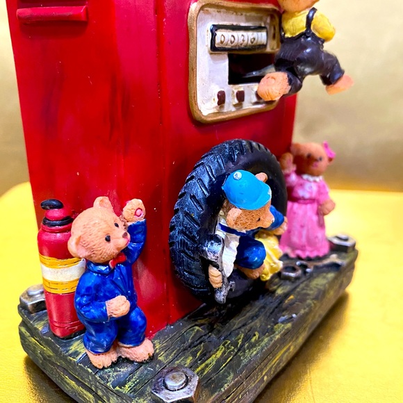 GAS PUMP & BEARS MUSICAL WIND UP DUAL MOVING BEARS REVOLVING TIRE COLLECTIBLE - Picture 7 of 16